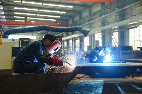 重工车间里在进行焊接的工人们高清图片下载-正版图片501632551-摄图网