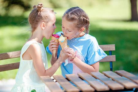 可爱的孩子在市中心吃冰淇淋快乐的童年可爱的孩子在夏天散步美味的水果高清图片下载-正版图片504573041-摄图网