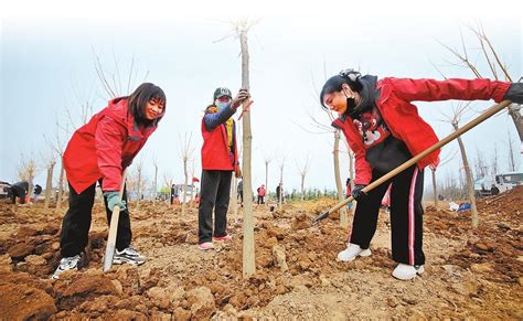 我校师生参加重庆市大学生社会实践“种树育人月”植树活动-重庆师范大学新闻网