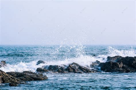 青岛白天大海海浪拍岸摄影图配图高清摄影大图-千库网