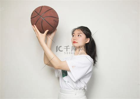 温柔投篮女生头像