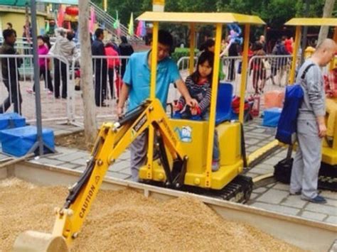 儿童挖掘机玩具车推挖土机可坐可骑全电动大号男孩勾机工程车-阿里巴巴