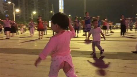 小媳妇穿高跟鞋跳广场舞，身材太好了！