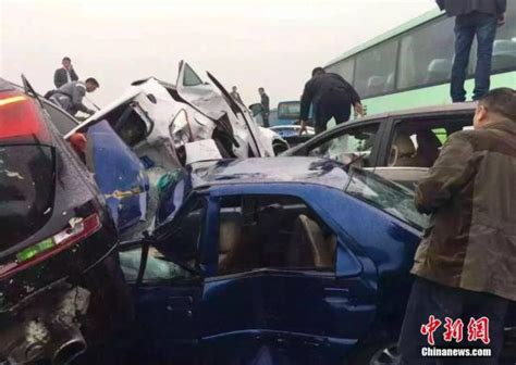 沪蓉高速常州段连环车祸20多辆车相撞 已致2人死亡多人受伤|界面新闻 · 图片