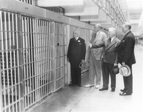 高墙生活：图说臭名昭著的美国联邦监狱