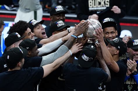 NBA ：新赛季雄鹿队主力阵容一览，依旧是总冠军的有力争夺者_米德尔顿_康诺顿_波蒂斯