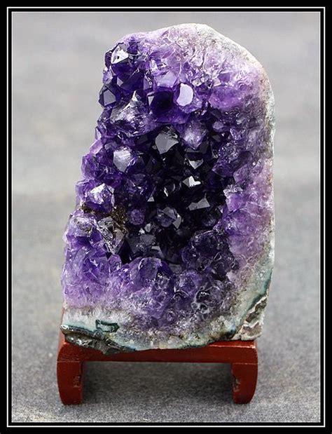 紫水晶的含义有哪些 紫水晶有什么功效和作用 - 冰种玻璃种翡翠手镯挂件A货_翡翠原石种水等级划分鉴定价格多少钱，国翠世家珠宝