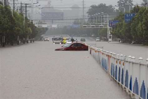 广西柳州降特大暴雨 数十辆车被山洪冲走(组图)_青新闻__中国青年网