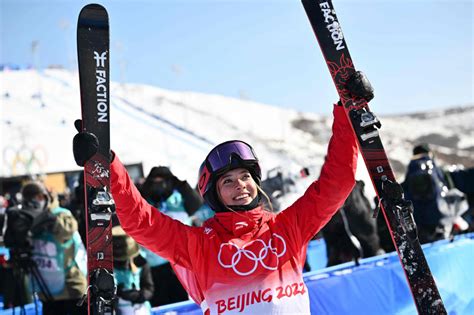 中国队国家滑雪运动员谷爱凌，15岁就大大小小的冠军拿了有50块以上|谷爱凌|滑雪|中国队_新浪新闻