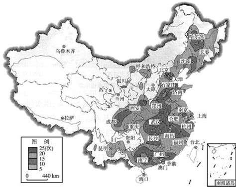 读“中国洪水频率分布图 .完成下列问题. (1)我国暴雨的成因类型主要有 . . (2)从图中可以看出.暴雨洪水主要集中在 以东区域.在图中用 ...
