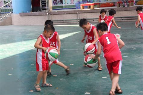 篮球操又来了，甘肃一幼儿园50位萌宝集体花式拍篮球