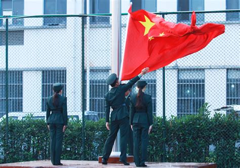 人民广场上午举行上海解放纪念日升旗仪式_市政厅_新民网