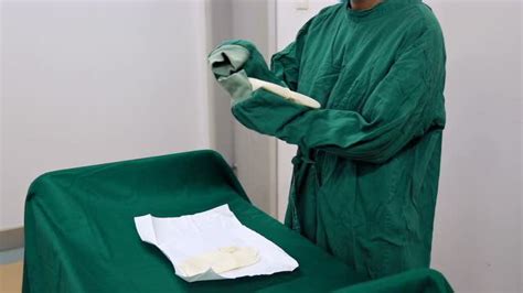 戴手套的男性手术医生形象高清图片下载-正版图片501998748-摄图网