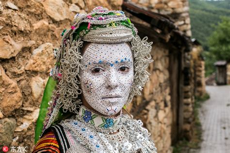 科索沃新娘：婚前以面部彩绘遮盖真容 - 金羊网
