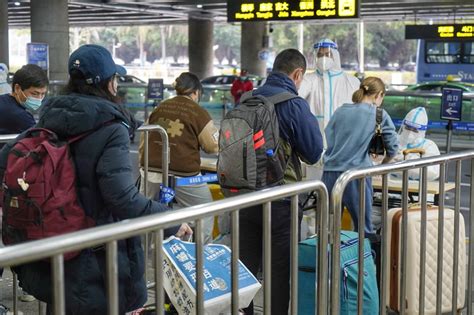 【图集】上港全队抵达浦东机场 核酸检测后直接前往隔离酒店