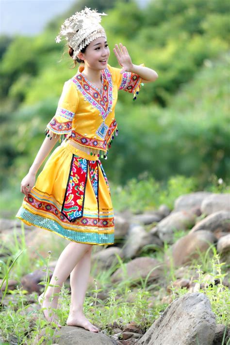 新苗族演出服土家族服装女湘西少数民族成人长款瑶族彝族舞蹈服饰-阿里巴巴