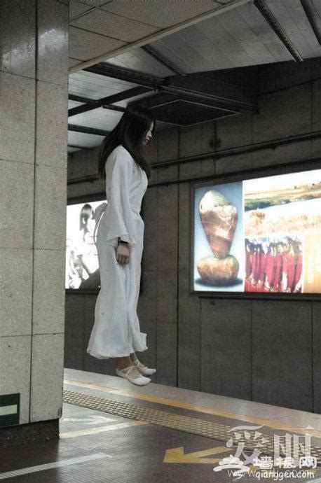 北京超惊悚COS 白衣女鬼突显北京地铁-热点新闻-墙根网