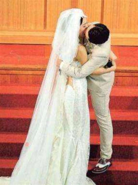 妻子比丈夫高的明星，任达华王祖蓝站台阶亲吻，看到她相信了爱情
