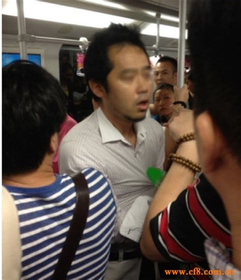 上海地铁现日本色狼偷拍女性裙底被抓_ 视频中国