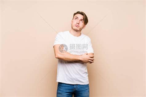 年轻caucasian男子装作孤立的厌倦高清图片下载-正版图片504089593-摄图网