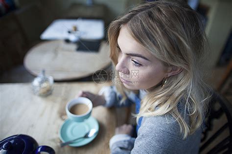 喝咖啡的女大学生高清图片下载-正版图片501427934-摄图网