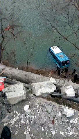 陕西汉中公交车坠江2死事故原因查明：系司机单手控制方向盘所致