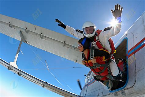 人从飞机上跳伞高清图片下载-正版图片501820427-摄图网