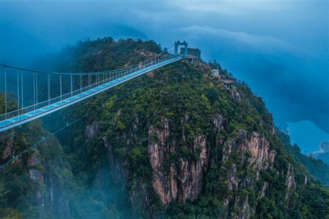全国首座双跨玻璃悬索桥 天台山大瀑布景区会仙桥“十一”正式启用-浙江在线