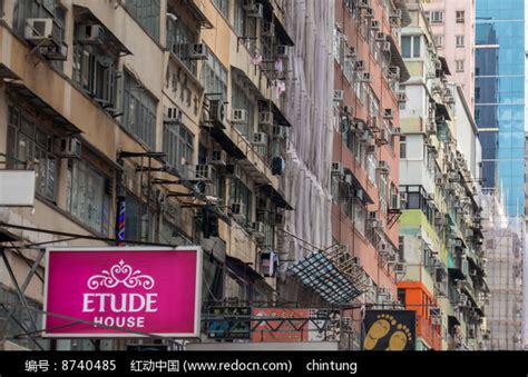 在香港旺角深水埗等老区建筑民宅，楼顶上不少会有铁皮屋
