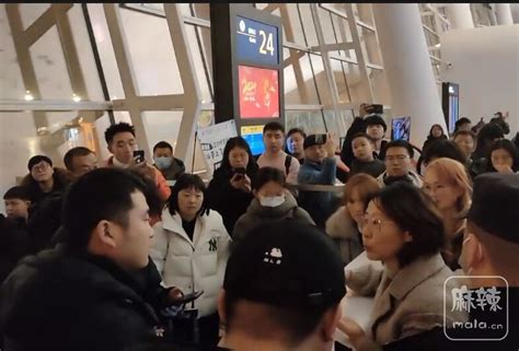 乘客在武汉天河机场被关飞机6小时呼吸困难，报警23次，南航回应-麻辣杂谈-麻辣社区