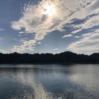 蓝天和森林平静的湖水高清图片下载-正版图片504616220-摄图网