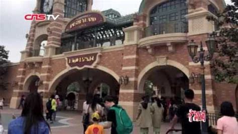 上海迪士尼允许自带食物后，有游客带西瓜入园引争议|界面新闻