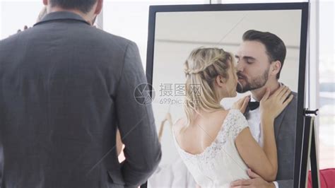 新郎在镜子前亲吻新娘高清图片下载-正版图片302604452-摄图网