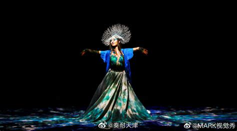 时隔五年杨丽萍再登重庆舞台，2022版《孔雀》来渝连演5天_手机新浪网