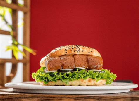 3年开店近3000家，规模仅次于麦当劳，这个汉堡品牌仅凭“空白定位”就卷赢同行！ | Foodaily每日食品