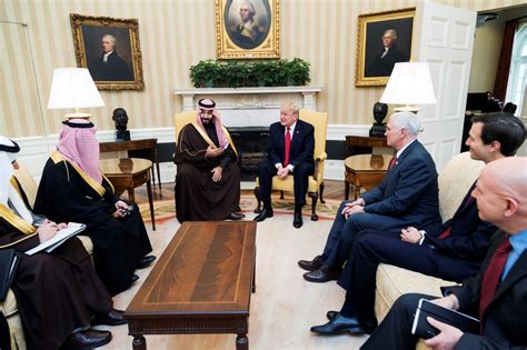 当地时间19日晚，沙特王储穆罕默德·本·萨勒曼（左）在沙特西部城市吉达会见叙利亚总统巴沙尔·阿萨德。图源：外媒