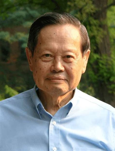 杨振宁先生获选感动中国2021年度人物-清华大学高等研究院