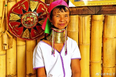 身处稻草的缅甸女孩热望而去高清图片下载-正版图片320791982-摄图网