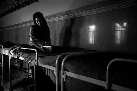 实拍伊朗女子少年犯监狱，在监禁中成长到18岁时立即执行死刑|伊朗|死刑|极刑_新浪新闻
