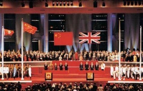 1997年香港回归：查尔斯愁眉苦脸演讲超时，彭定康3个女儿都哭了_撒切尔_英国_清朝政府