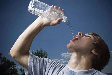 喝水的男人图片大全-喝水的男人高清图片下载-觅知网