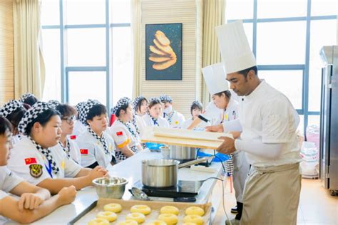 学烘焙就去专业的烘焙培训学校_南京欧米奇国际西点西餐学院