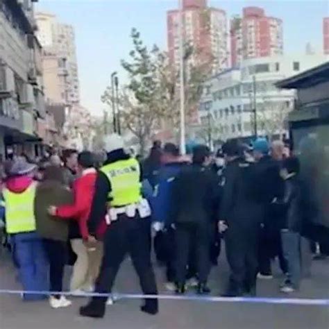 男子持剪刀在街头捅伤9人，警方通报_上海一男子持刀砍人致9伤 含2民警_博山路_刘某