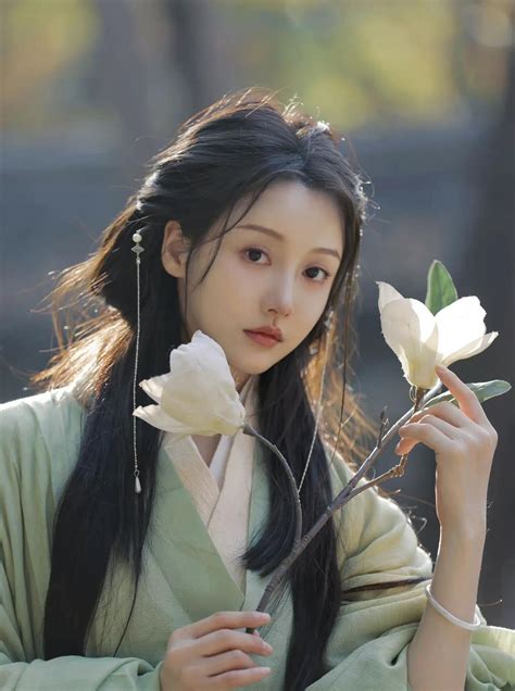 姜贞羽古风写真，撑伞执花，素雅纯净，意境朦胧唯美，美艳动人！