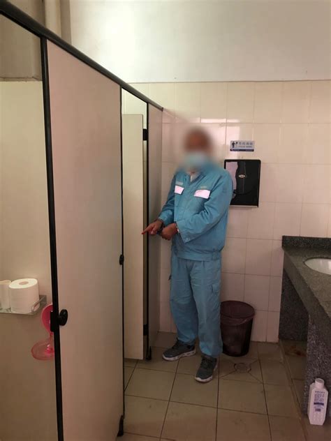 广州一色狼藏匿女厕偷拍，被警方抓获时手机存有多张偷拍照！|广州_新浪新闻
