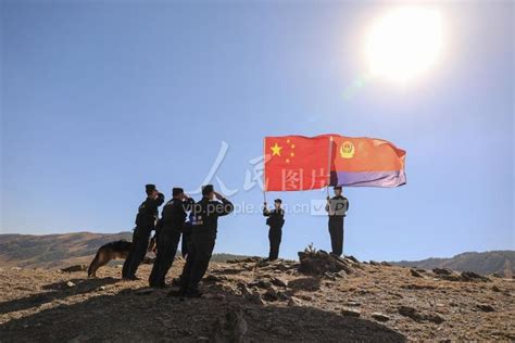 新疆富蕴：让警旗在边境前沿高高飘扬-人民图片网