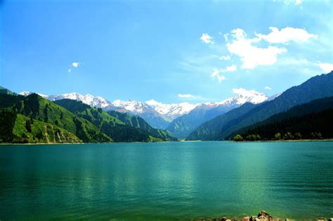 航拍中国新疆绿色的草原和天山山脉风光视频素材_ID:VCG2217054153-VCG.COM