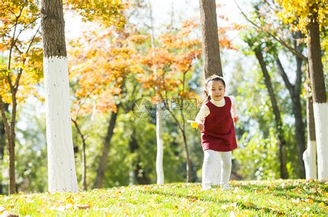 休闲装漂亮的人东方人可爱的小女孩在户外玩耍高清图片下载-正版图片501966677-摄图网