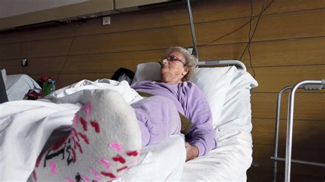 孤独的老年妇女在医院病房白床单上沉浸着深思mp4格式视频下载_正版视频编号3884511-摄图网