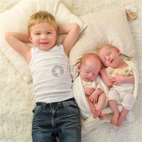 骄傲的小孩男与新生的同父异母高清图片下载-正版图片503380211-摄图网